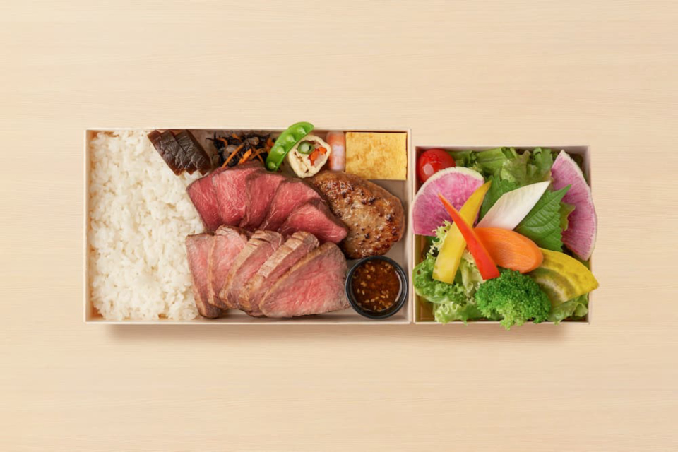 壱虎 A4黒毛和牛ランプ&国産牛ともさんかく弁当
